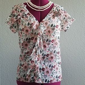 Studio M dainty romantic flower top 🌺